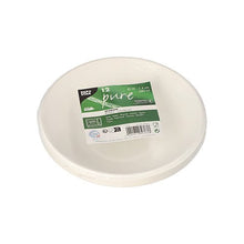 En stapel av tolv PAPSTAR 12 skålar, sockerrör "pure" från PAPSTAR GmbH, vita, runda, miljövänliga engångstallrikar, insvepta i plast med en grön-vit etikett med produktdetaljer samt symboler för återvinning och komposterbarhet (biologiskt nedbrytbar).