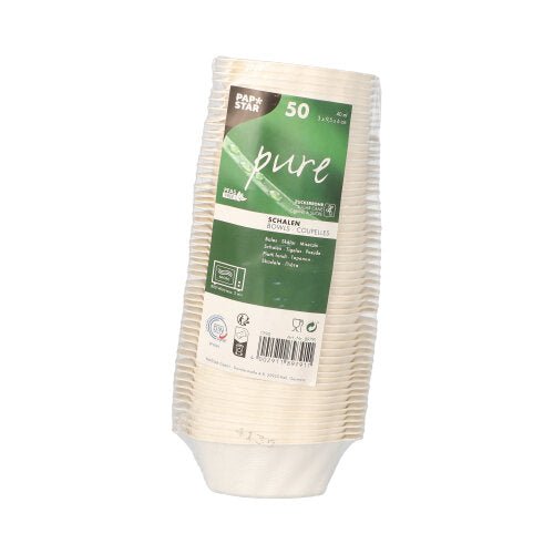 En stapel med 50 PAPSTAR fingerfoodskålar av sockerrör, vit, 3x9,5x6 cm "Wave" från PAPSTAR GmbH, insvept i plast med produktinformation och återvinningssymboler, som en indikation på hållbara fingerfoodförpackningar.