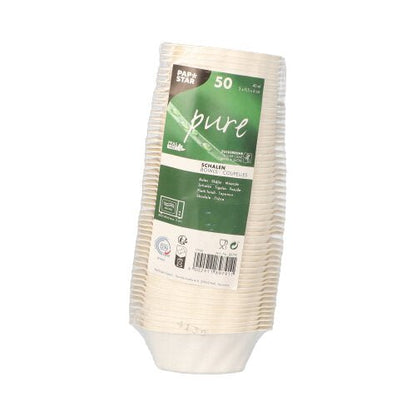En stapel med 50 PAPSTAR fingerfoodskålar av sockerrör, vit, 3x9,5x6 cm "Wave" från PAPSTAR GmbH, insvept i plast med produktinformation och återvinningssymboler, som en indikation på hållbara fingerfoodförpackningar.