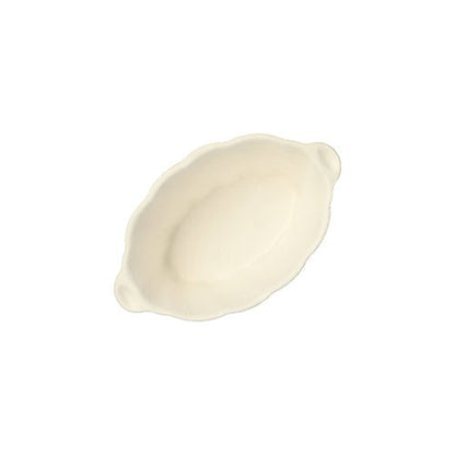Den lilla, ovala, gräddfärgade PAPSTAR fingerfoodskålen av sockerrör "Wave" (3x9,5x6 cm) från PAPSTAR GmbH med vågkant och två handtag är avbildad på vit bakgrund. 50 stycken per förpackning.