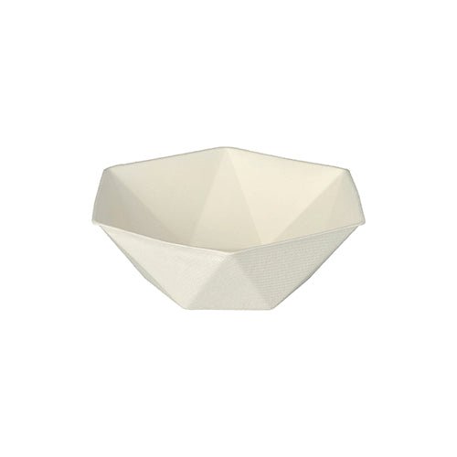 Den vita, 6-sidiga PAPSTAR skålen av sockerrör ("pure"), avbildad mot en enfärgad bakgrund, kännetecknas av en modern geometrisk design och en matt yta. Denna hållbara engångsskål levereras i 50-pack av PAPSTAR GmbH.