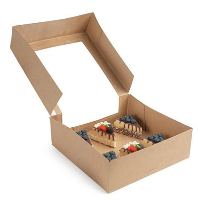 De PAPSTAR 25 tårtkartonger med lock fyrkantig med fönster av PLA från PAPSTAR GmbH innehåller fyra dekorerade tårtbitar med grädde och olika frukter, vackert presenterade i den miljövänliga förpackningen.