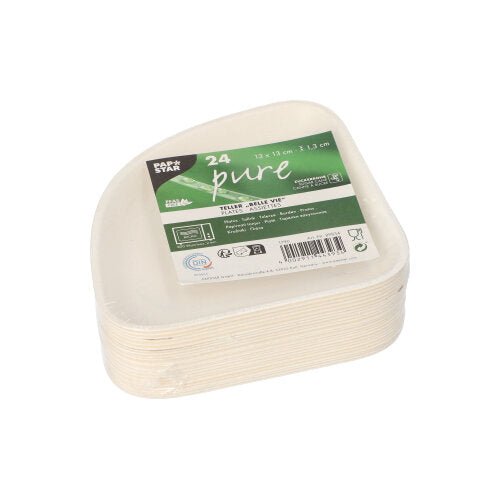 En förpackning med 24 vita PAPSTAR sockerrörstallrikar "Belle Vie", 13x13 cm, i krympfolie. Etiketten visar produktinformation och en grön design - perfekt för miljömedvetna tillfällen. Tillverkad av PAPSTAR GmbH av hållbara material.