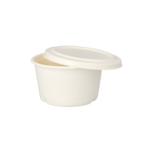 Den miljövänliga PAPSTAR 50 soppkopp av sockerrör „pure“ i vitt från PAPSTAR GmbH presenteras med lätt lutande, biologiskt nedbrytbart lock mot en vit bakgrund.