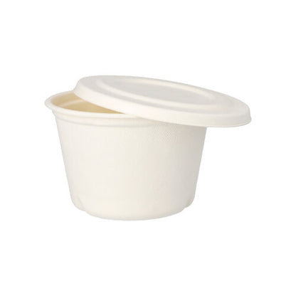 Avbildad är en delvis öppnad PAPSTAR 50 soppkopp av sockerrör „pure“ vit från PAPSTAR GmbH mot en vit bakgrund – idealisk för det miljövänliga, hållbara behovet utanför hemmet.