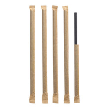 Fem PAPSTAR skak-sugrör av svart papper (Ø 8 mm, 25 cm) står vertikalt: Fyra är individuellt förpackade, den högra är delvis utdragen ur sin foliehylsa.