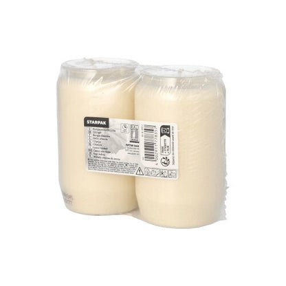 Två PAPSTAR kompositionsoljelyktor Ø 5,8 cm blockljus (2 stycken) är förpackade i transparent krympfolie med en produktetikett på framsidan. Den enkla vita bakgrunden framhäver deras stämningsfulla belysning. Märke: PAPSTAR GmbH.