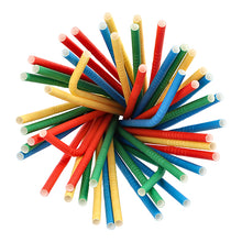 En vy ovanifrån av färgglada PAPSTAR shake-sugrör av papper (Ø 8 mm, 25 cm, färgsorterade, flexibla, 100 stycken) från PAPSTAR GmbH, arrangerade i ett cirkulärt knippe med öppna röda, blå, gröna och gula miljövänliga sugrör på vitt.