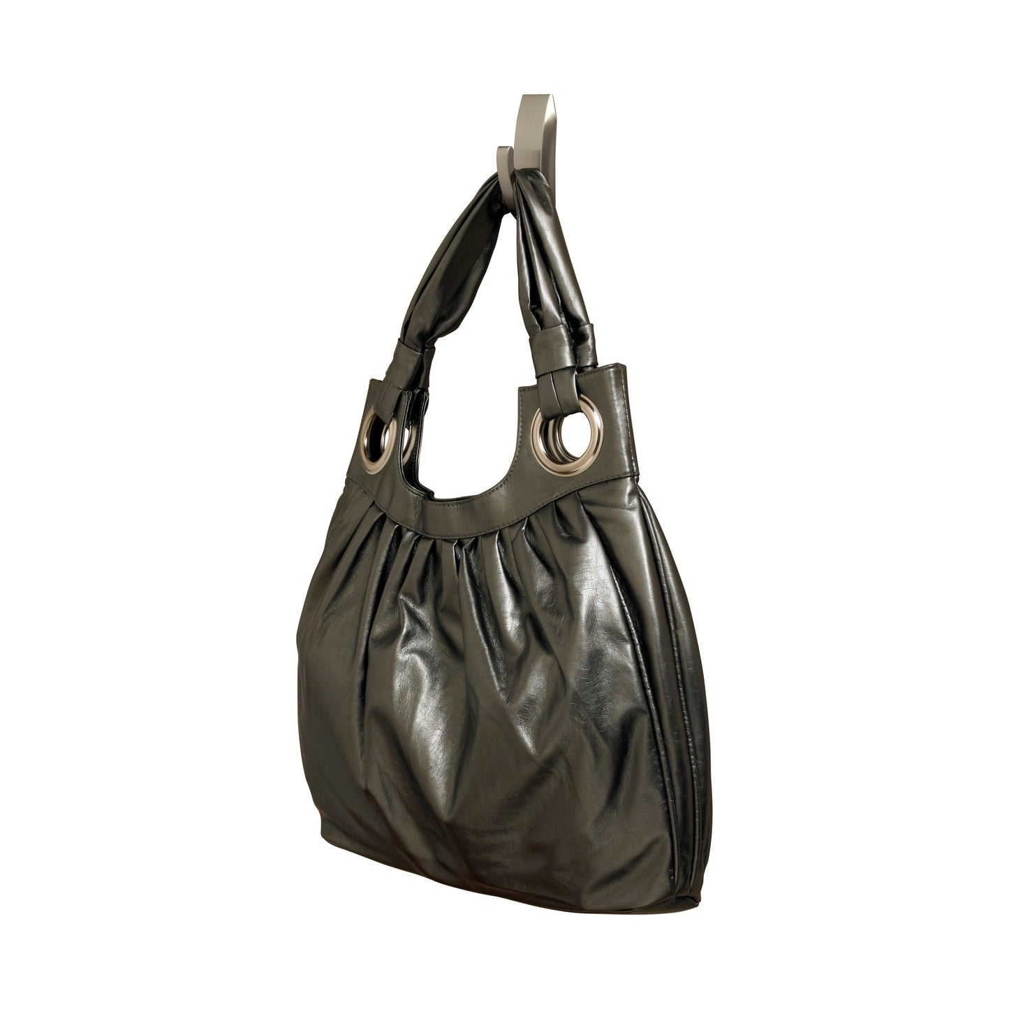 Eine schwarze Lederhandtasche mit silbernen Ringakzenten und zwei kurzen Riemen hängt an einem 3M Deutschland GmbH Command™ Metallhaken "Modern Reflection" vor einem schlichten weißen Hintergrund. Die Tasche ist im oberen Bereich gerafft.