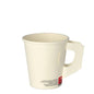 En vit engångsmugg (0,18 l, Ø 7,3 cm x 7,8 cm) av Starpak-papper med rektangulärt handtag på sidan och liten svart-röd text på botten; setet innehåller 25 muggar. Bakgrunden är vit.