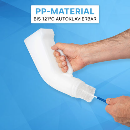En person håller ARNOMED Urinflaska Classic Unisex från ARNOWA GmbH och rengör öppningen med en borste. Texten ovan lyder "PP-MATERIAL AUTOCLAVABLE UPP TILL 121°C" på blå geometrisk bakgrund och betonar hygienisk urinupptagning.