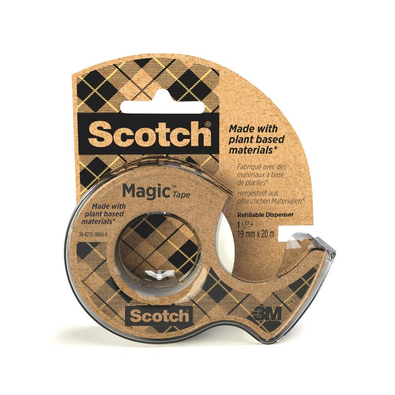 Scotch® Magic™-tejpen från 3M Deutschland GmbH innehåller 66 % växtbaserat lim, är 19 mm x 20 m stor och levereras med en dispenser tillverkad av återvunnet material. Förpackningen har en brun rutig design.