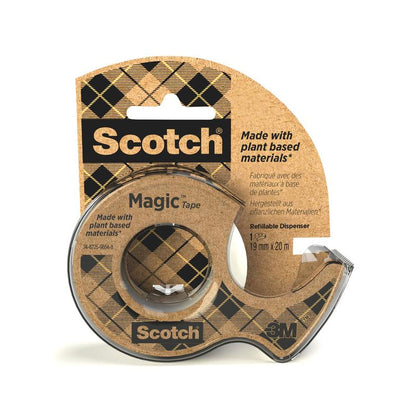 Scotch® Magic™-tejpen från 3M Deutschland GmbH innehåller 66 % växtbaserat lim, är 19 mm x 20 m stor och levereras med en dispenser tillverkad av återvunnet material. Förpackningen har en brun rutig design.