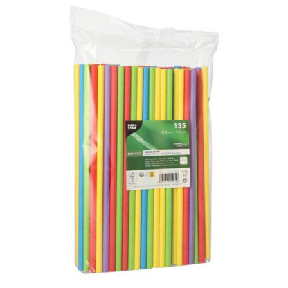 En transparent påse med 135 färgglada, miljövänliga sugrör i färgerna röd, gul, grön och blå från PAPSTAR GmbH. Förpackningen är försedd med en synlig produktinformationsetikett.