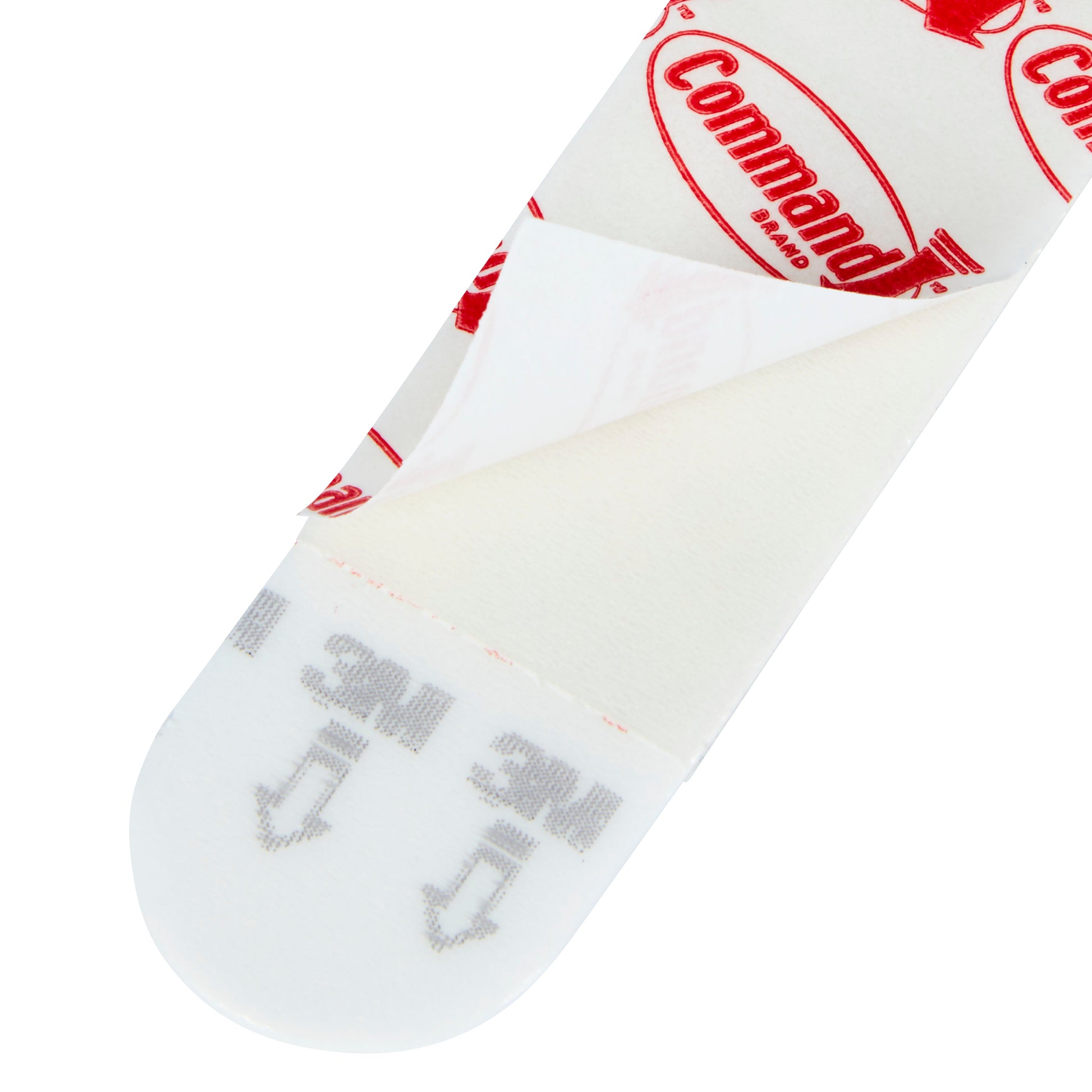 Nahaufnahme eines weißen Multipack Command™ Strips der 3M Deutschland GmbH mit rotem Branding und Anweisungen auf der Rückseite, die abgezogen wird, um die Klebeseite freizulegen.