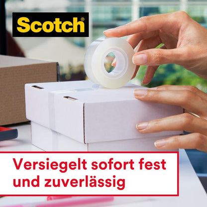 En person försluter en vit kartong med Scotch® Crystal-tejp (12 mm x 10 m, 1 rulle + handhållare) från 3M Deutschland GmbH. I bakgrunden finns fler kartonger och kontorsmaterial. Text: "Omedelbart fast och pålitligt förseglad.