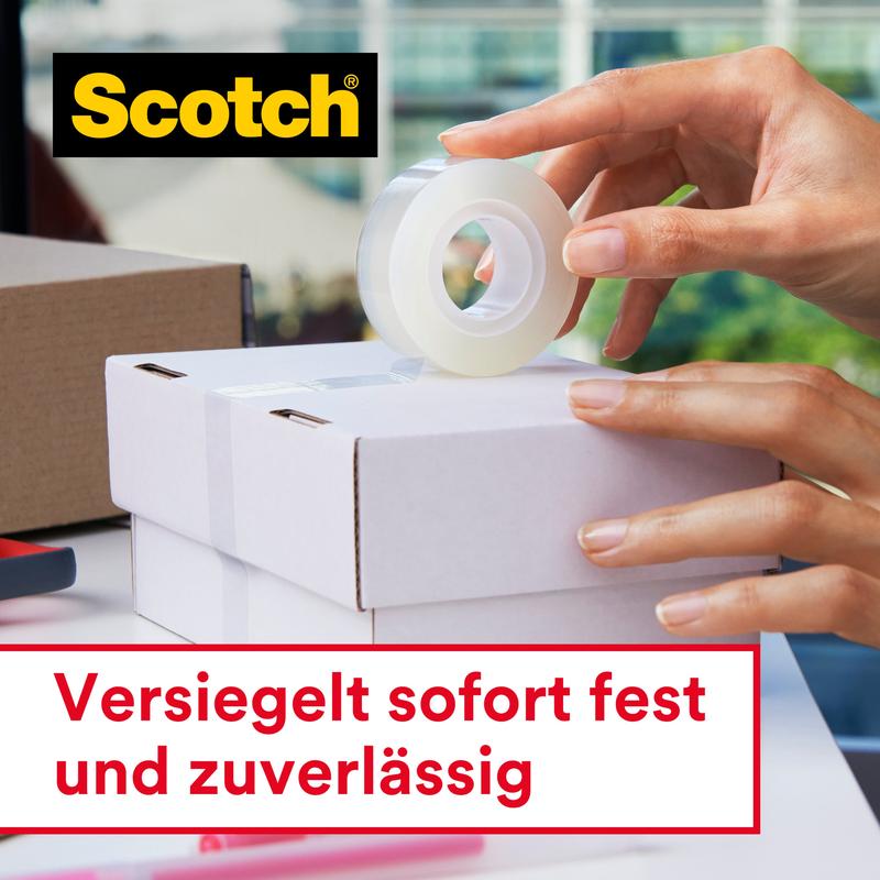 En person förseglar en vit kartonglåda med Scotch® Crystal tejp 6-1925R3 från 3M Deutschland GmbH (19 mm x 25 m, 3 rullar/förpackning). Texten på tyska: "Förseglar omedelbart fast och pålitligt.