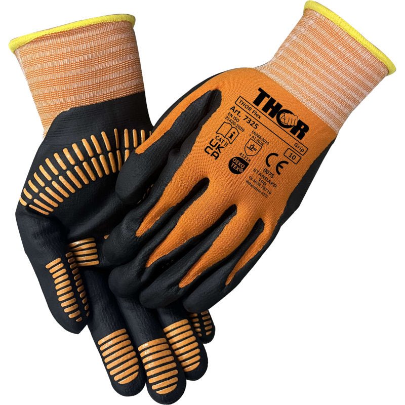 Ett par orange-svarta Abena Re-Seller GmbH Thor Flex Multigrip arbetshandskar med gula manschetter, med svarta greppmönster på handflator och fingrar och säkerhetsinformation på baksidan av en handske.