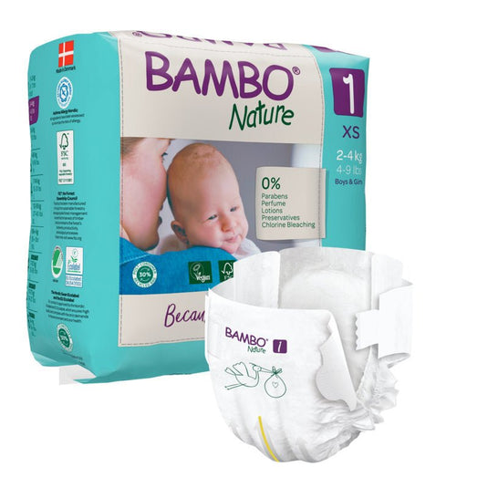 En förpackning Bambo Nature från Abena Re-Seller GmbH för spädbarn som väger 2–4 kg visas med en bild på ett spädbarn på förpackningen. På framsidan finns en blöja som lyfter fram dess miljövänliga design, varumärkeslogotypen och de hållbara materialen.
