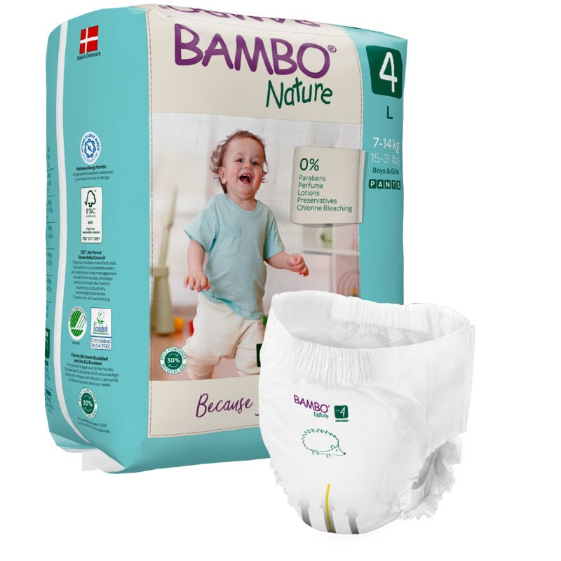 En förpackning från Abena Re-Seller GmbH Bambo Nature Pants visas bredvid en enskild blöja och visar ett leende småbarn, produktdetaljer och symboler för miljövänliga och hudvänliga certifieringar.