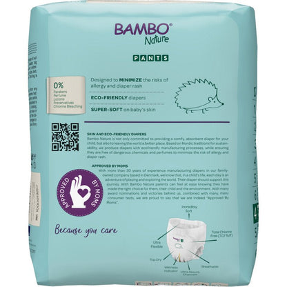 Baksidan av en Bambo Nature Pants från Abena Re-Seller GmbH visar produktinformation på en ljusblå bakgrund, påståendena "hudvänlig" och "miljövänliga blöjor", en söt igelkott, en kvalitetsstämpel och en QR-kod.