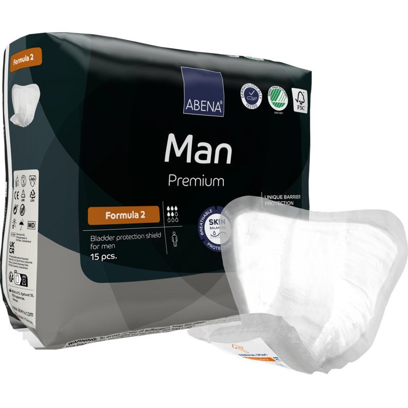 Avbildad är en förpackning ABENA Man Formula Premium från Abena Re-Seller GmbH med en skylt i förgrunden. Förpackningen innehåller 15 stycken och framhäver de hudvänliga och barriärskyddande egenskaperna.