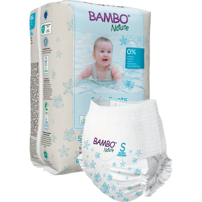 Bambo Nature-simblöjor, strl. S, 7-12 kg (12 stycken) från Abena Re-Seller GmbH visar ett barn som simmar på framsidan och en simblöja med ljusblå sjöstjärne- och snäckmotiv - perfekt för ditt barns vattenlek!.