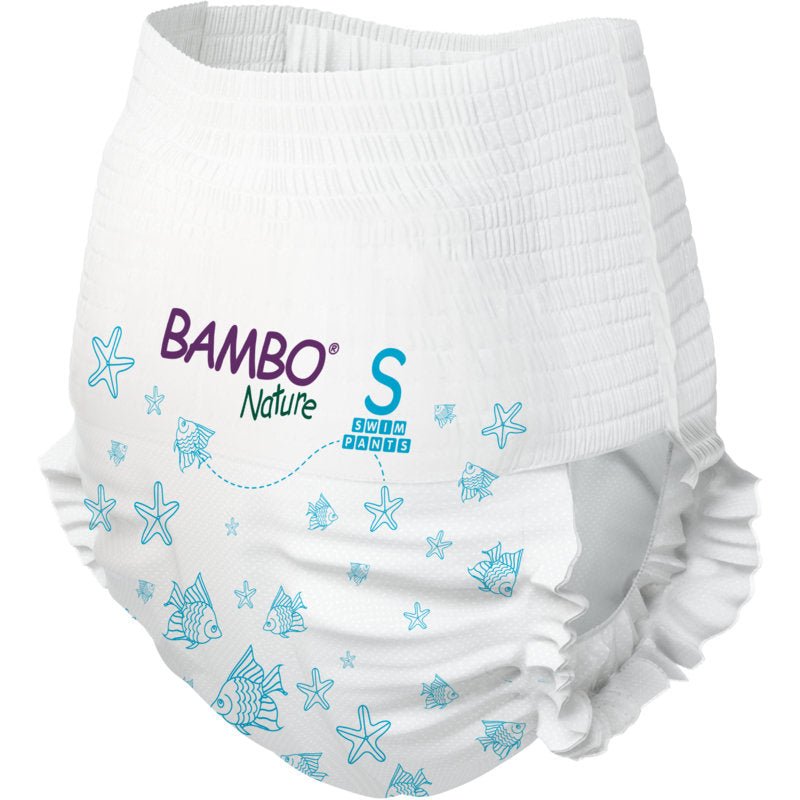 Bambo Nature-simblöjor, strl. S, 7-12 kg (förpackning med 12 stycken) från Abena Re-Seller GmbH är vita simblöjor med blå fisk- och sjöstjärnmönster samt elastisk midja och benslut. Perfekt för bebisar.