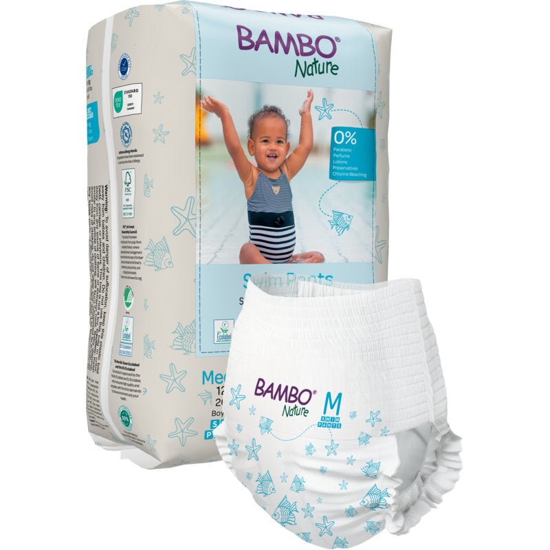 En förpackning Bambo Nature simblöja, strl M, 12+ kg (12 stycken) från Abena Re-Seller GmbH är avbildad med en simblöja framtill och visar ett leende barn i baddräkt med uppsträckta armar på förpackningen.