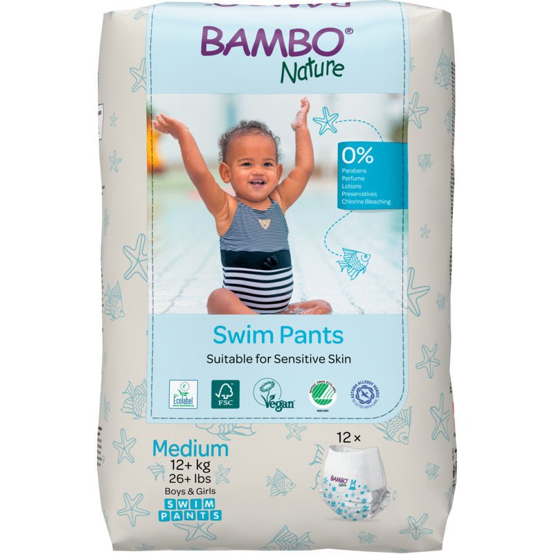 En förpackning Bambo Nature simblöja strl M (12+ kg) från Abena Re-Seller GmbH innehåller 12 simbyxor. Mjuka, veganska, parfym- och lotionfria - idealiska för känslig hud.