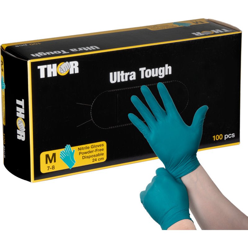 Två händer drar på sig de gröna Thor Ultra Tough-handskarna från Abena Re-Seller GmbH framför kartongen. Perfekta för utomhusaktiviteter är dessa medelstora, puderfria engångshandskar 24 cm långa och levereras i en 100-pack - stora och robusta.