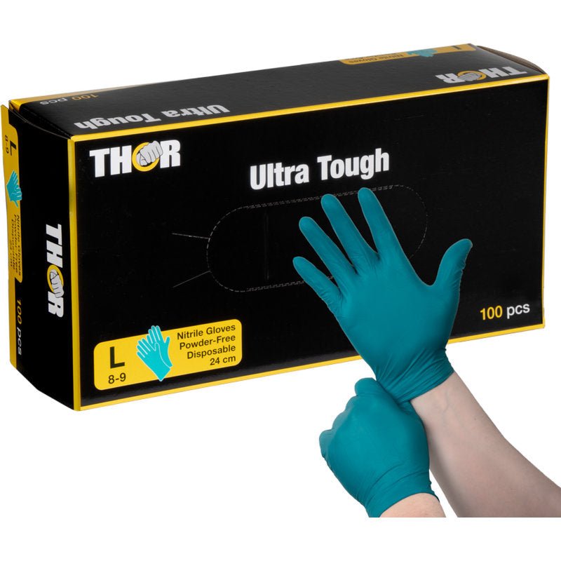 En hand drar på en grön nitrilhandske framför en svart-gul "Thor Ultra Tough, Grön"-låda från Abena Re-Seller GmbH - puderfria engångshandskar, storlek L (100 stycken), idealiska för krävande uppgifter och utomhusaktiviteter.