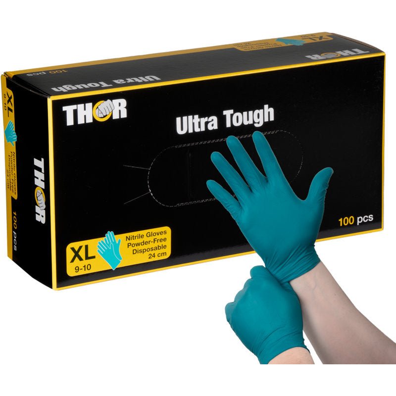 En person drar på en grön nitrilhandske framför en svart-gul "Thor Ultra Tough, Grön"-låda från Abena Re-Seller GmbH, som påpekar denna robusta produkt som är idealisk för utomhusaktiviteter och uppgifter där starkt skydd krävs.