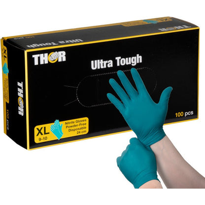 En person drar på en grön nitrilhandske framför en svart-gul "Thor Ultra Tough, Grön"-låda från Abena Re-Seller GmbH, som påpekar denna robusta produkt som är idealisk för utomhusaktiviteter och uppgifter där starkt skydd krävs.