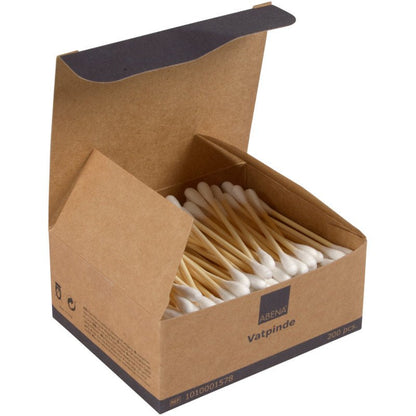 En öppen brun låda med texten "Abena vatpinde" innehåller 200 bambu/bomullspinnar (7,5 cm) från Abena Re-Seller GmbH. Lådan är delvis fylld och erbjuder enkel åtkomst till de miljövänliga bomullspinnarna.