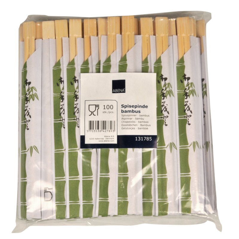 En plastförpackning med 100 matpinnar från Abena Re-Seller GmbH, av bambu, individuellt förpackade. Varje matpinne är inslagen i vitt papper med gröna bambumotiv; på framsidan syns en etikett med text. Perfekt för asiatiska rätter.