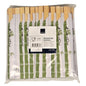 En plastförpackning med 100 matpinnar från Abena Re-Seller GmbH, av bambu, individuellt förpackade. Varje matpinne är inslagen i vitt papper med gröna bambumotiv; på framsidan syns en etikett med text. Perfekt för asiatiska rätter.