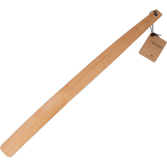 ENA Living-skohållaren med handtag, 55 cm, i bokträ från Abena Re-Seller GmbH har en plan, slät yta och ett hål för upphängning med en brun ”skohållare”-hängare som är fäst med ett snöre. Säljs i kartonger om 12 stycken.