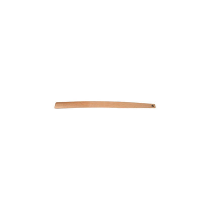 Ett enda bältesämne i ljusbrunt läder är avbildat på vit bakgrund och visar en avsmalnande spets och en rundad ände med hål - idealisk för att kombinera med ENA Living skohorn med handtag, 55 cm (Abena Re-Seller GmbH).
