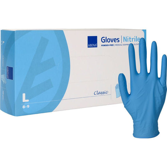 En förpackning med texten ”Nitrilhandskar, Classic, puderfria, blå” från Abena Re-Seller GmbH, med ett iögonfallande blått ”L” för storlek Large, står bredvid en upprättstående handske; enligt förpackningen rör det sig om puderfria medicinska undersökningshandskar.