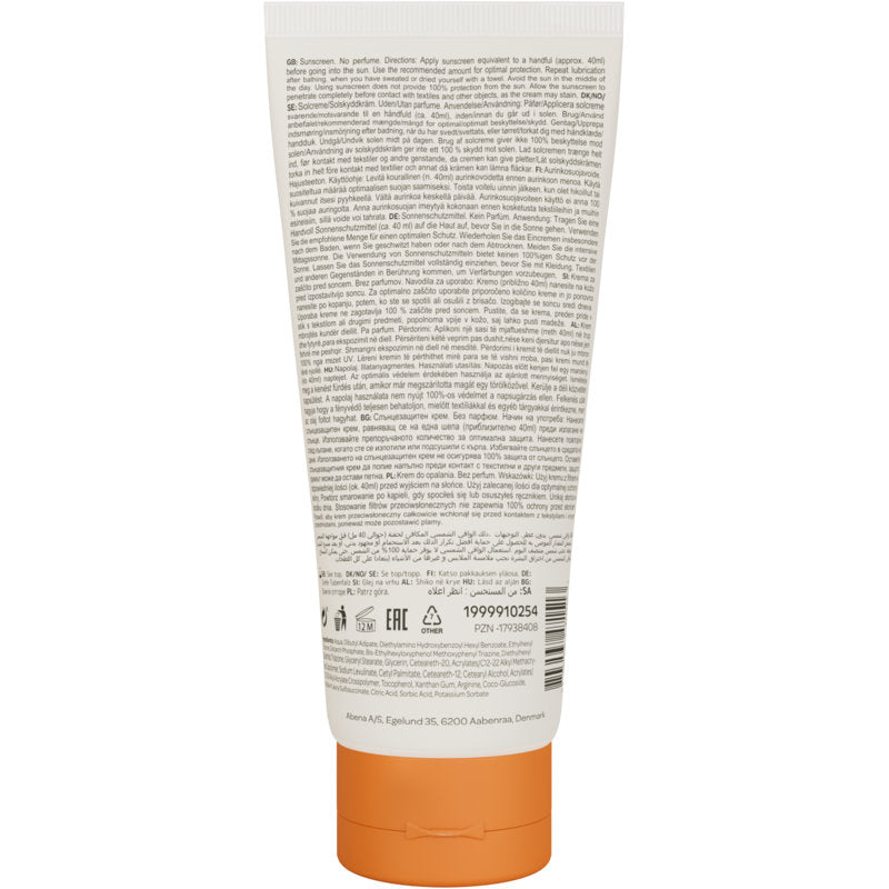 En 100 ml tub Bambo Nature SPF50 solkräm, färg- och parfymfri, från Abena Re-Seller GmbH, med orange lock, sedd bakifrån. Den ljusa förpackningen visar tät svart text, symboler, streckkod och företagsinformation.