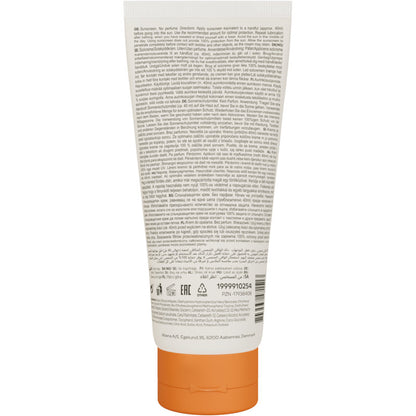 En 100 ml tub Bambo Nature SPF50 solkräm, färg- och parfymfri, från Abena Re-Seller GmbH, med orange lock, sedd bakifrån. Den ljusa förpackningen visar tät svart text, symboler, streckkod och företagsinformation.