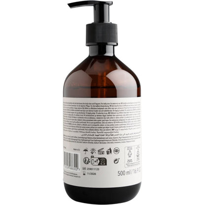 En brun plastflaska med en svart pump och en stor vit etikett visar streckkoden, återvinningssymboler och 500 ml volym för ENA Living Body Wash från Abena Re-Seller GmbH, säljs som kartong (8 förpackningar).