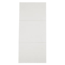 En oförpackad rektangulär engångshandduk, Airlaid, vit från Abena Re-Seller GmbH ligger platt på en plan yta med synliga vikveck.