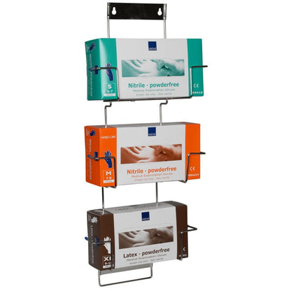 Flexi Rack från Abena Re-Seller GmbH är en trestegs metallväggshållare för handsksboxar, där gröna små nitril-, orange mellanstora nitril- och bruna extra stora latexhandsksboxar presenteras vertikalt.