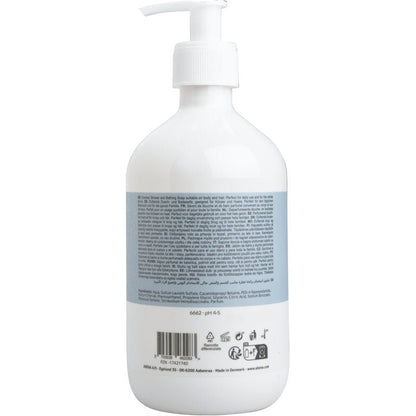 En vit pumpflaska med blå etikett från Abena Re-Seller GmbH visar flerspråkig produkt- och ingrediensinformation för hår- och kroppsschampo med parfym, 500 ml. Längst ner på etiketten finns symboler och en streckkod.