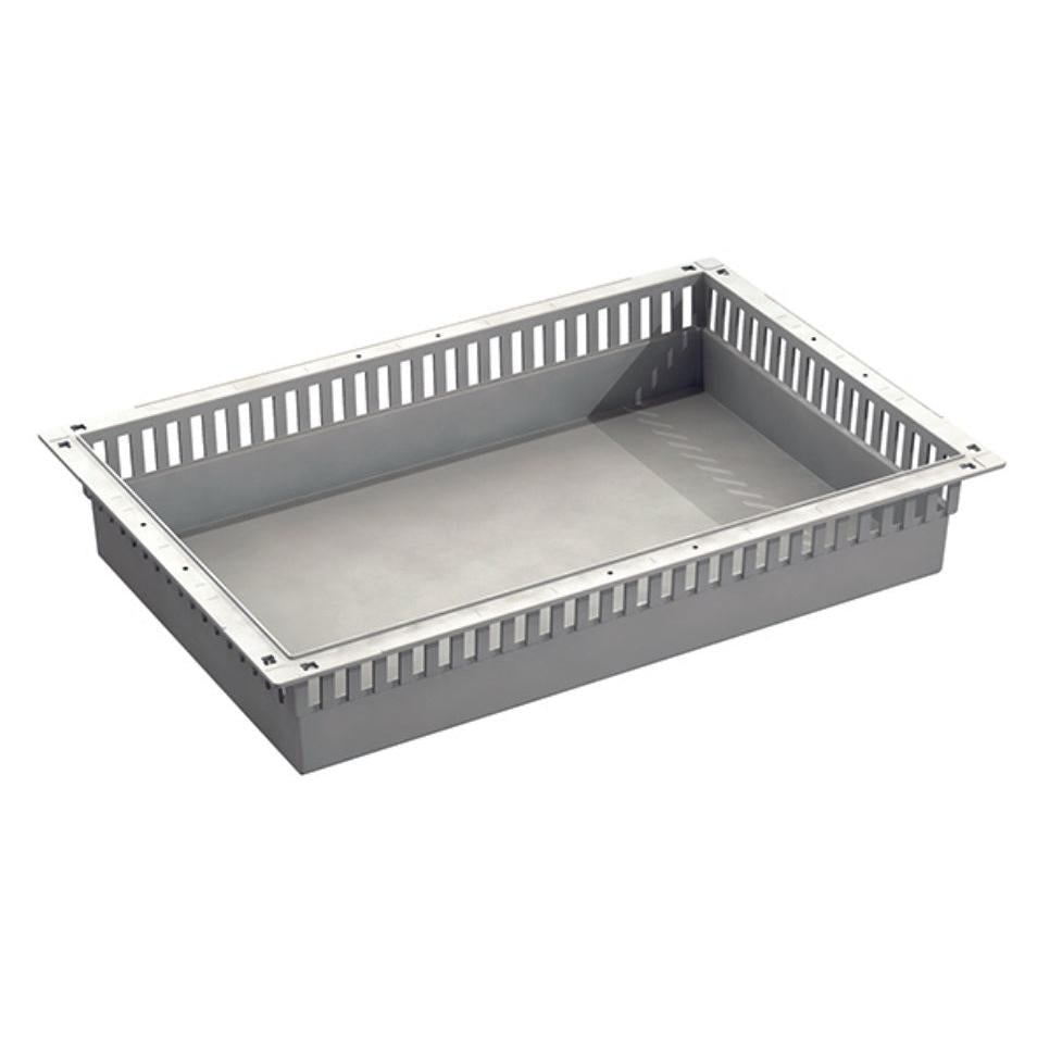 Ein graues, rechteckiges Novocal ABS Modul-Tablett mit belüfteten Seiten, flachem Boden und gleichmäßig verteilten vertikalen Schlitzen am Rand; mit Schubladenstopps und unterteilbar.