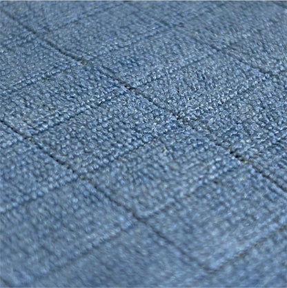 Närbild av Arcora Floor-Clean mikrofiber golvduk från Arcora International GmbH: en tygyta med ett rutnät av små, upphöjda blågrå rutor, idealisk för golvrengöring. Förpackningen innehåller 10 stycken.