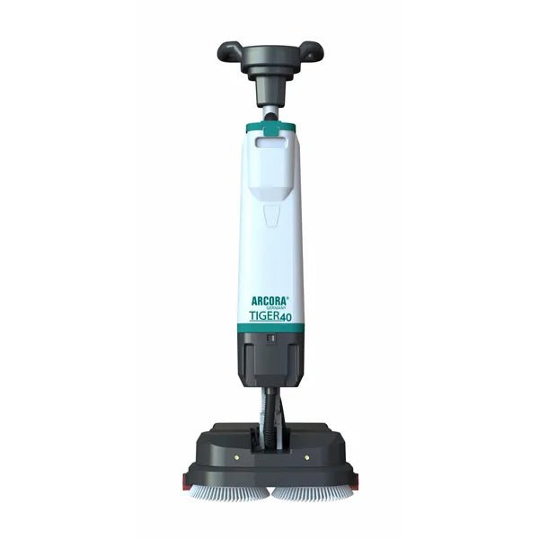 Den vit-grå Arcora Tiger 40 golvrengöringsmaskinen från Arcora International GmbH står upprätt med två rundborstar vid basen och ett handtag för professionell golvrengöring. Leveransen sker i kartong (1 styck).