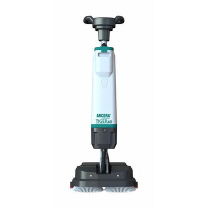 Den vit-grå Arcora Tiger 40 golvrengöringsmaskinen från Arcora International GmbH står upprätt med två rundborstar vid basen och ett handtag för professionell golvrengöring. Leveransen sker i kartong (1 styck).